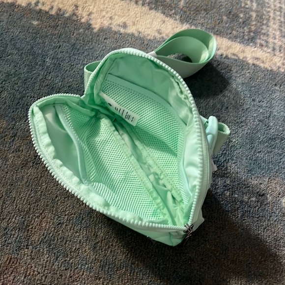 LuLuLemon Mint Everywhere Belt Bag 1L - Picture 3 of 6